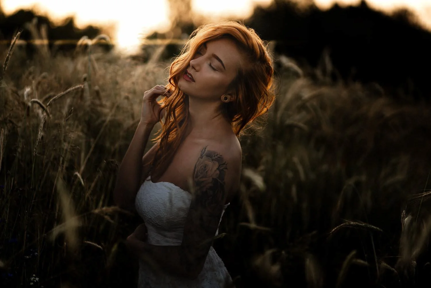 Portrait einer jungen Frau Outdoor bei Sonnenuntergang im Feld mit Tattoos stehend in Darmstadt – von pixelfeder