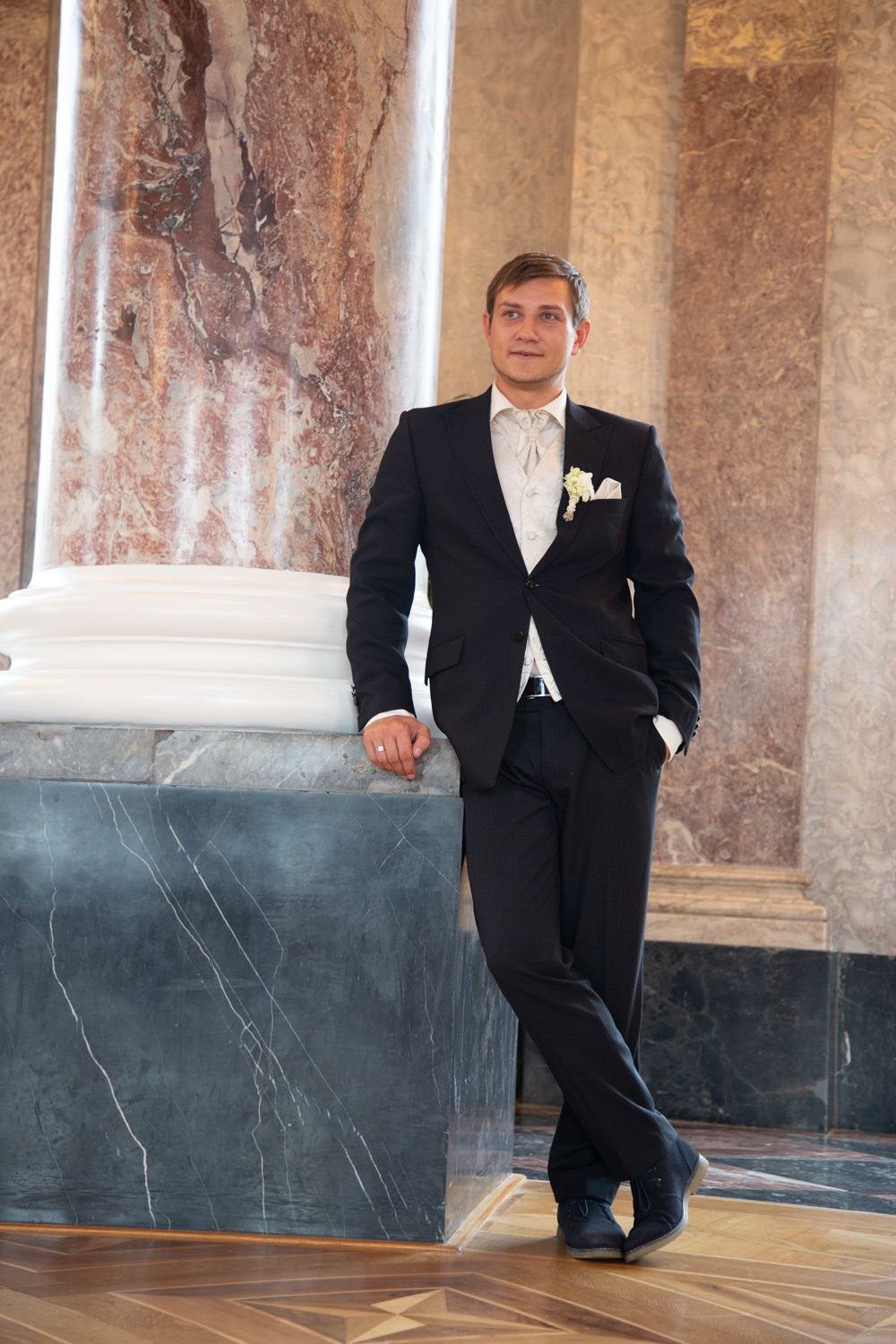 Paarshooting des Bräutigams im Hotel in Darmstadt – von pixelfeder