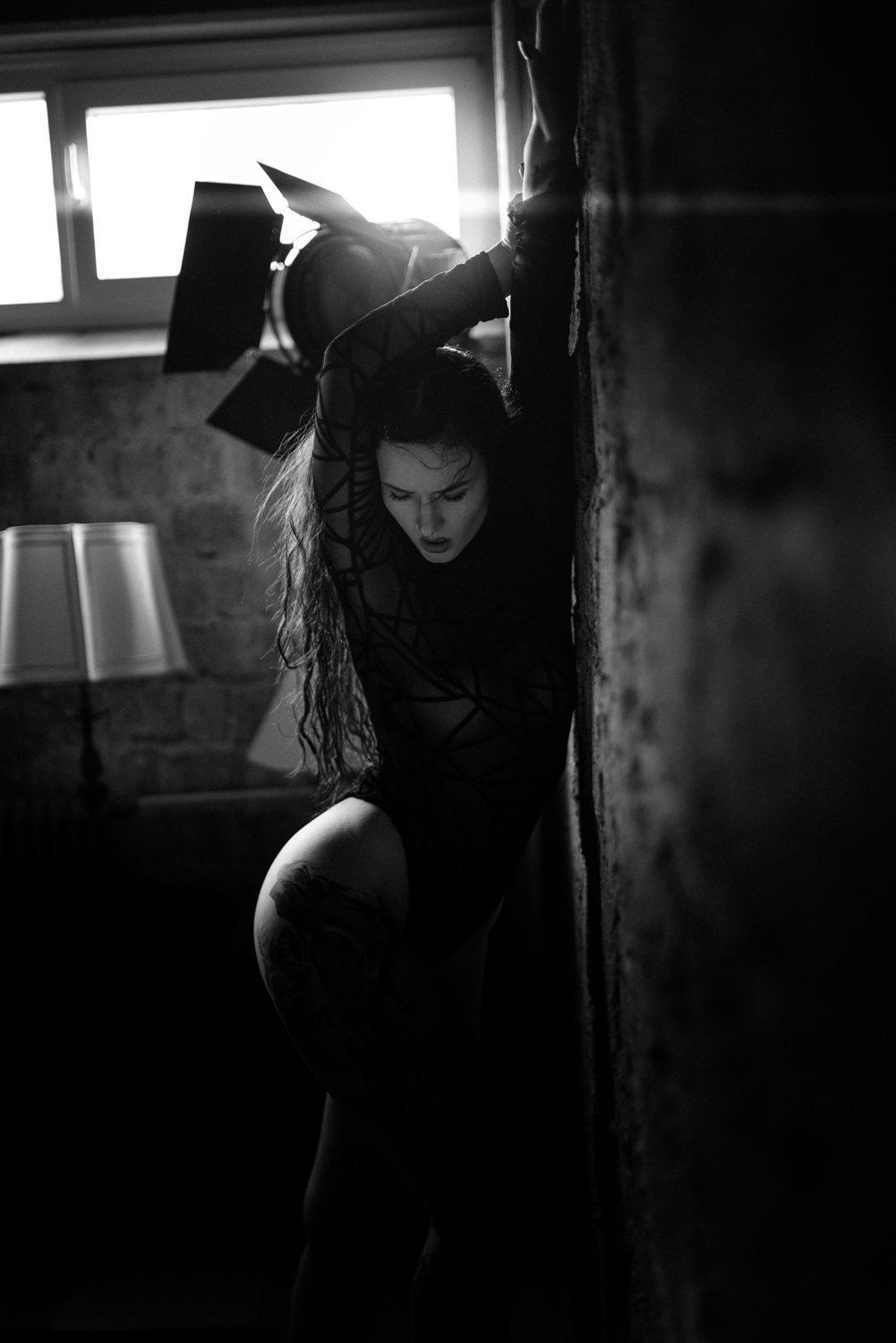 Sinnliches Portrait einer Frau mit braunen Haaren im Studio vor einer Wand in Frankfurt – Schwarz-Weiß von pixelfeder