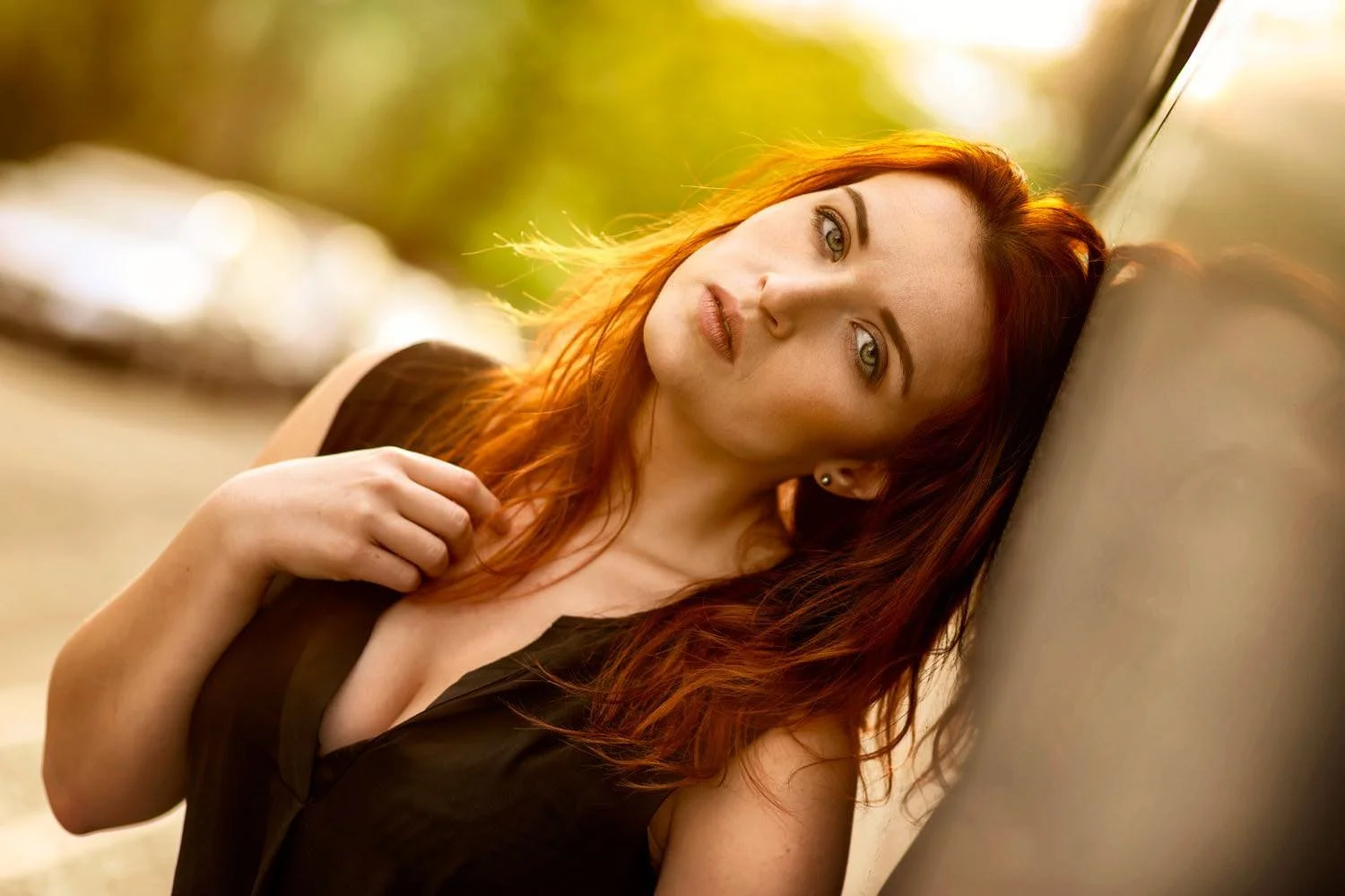 Portrait einer jungen Frau mit roten Haaren bei Sonnenuntergang vor einer Wand in Darmstadt – von pixelfeder