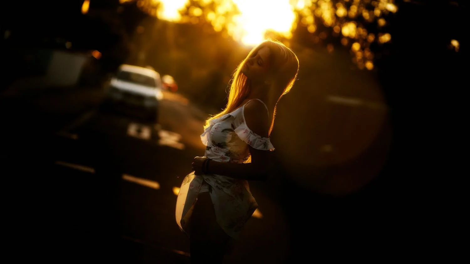 Portrait einer Frau mit langen Haaren in einem Kleid bei Sonnenuntergang – von pixelfeder