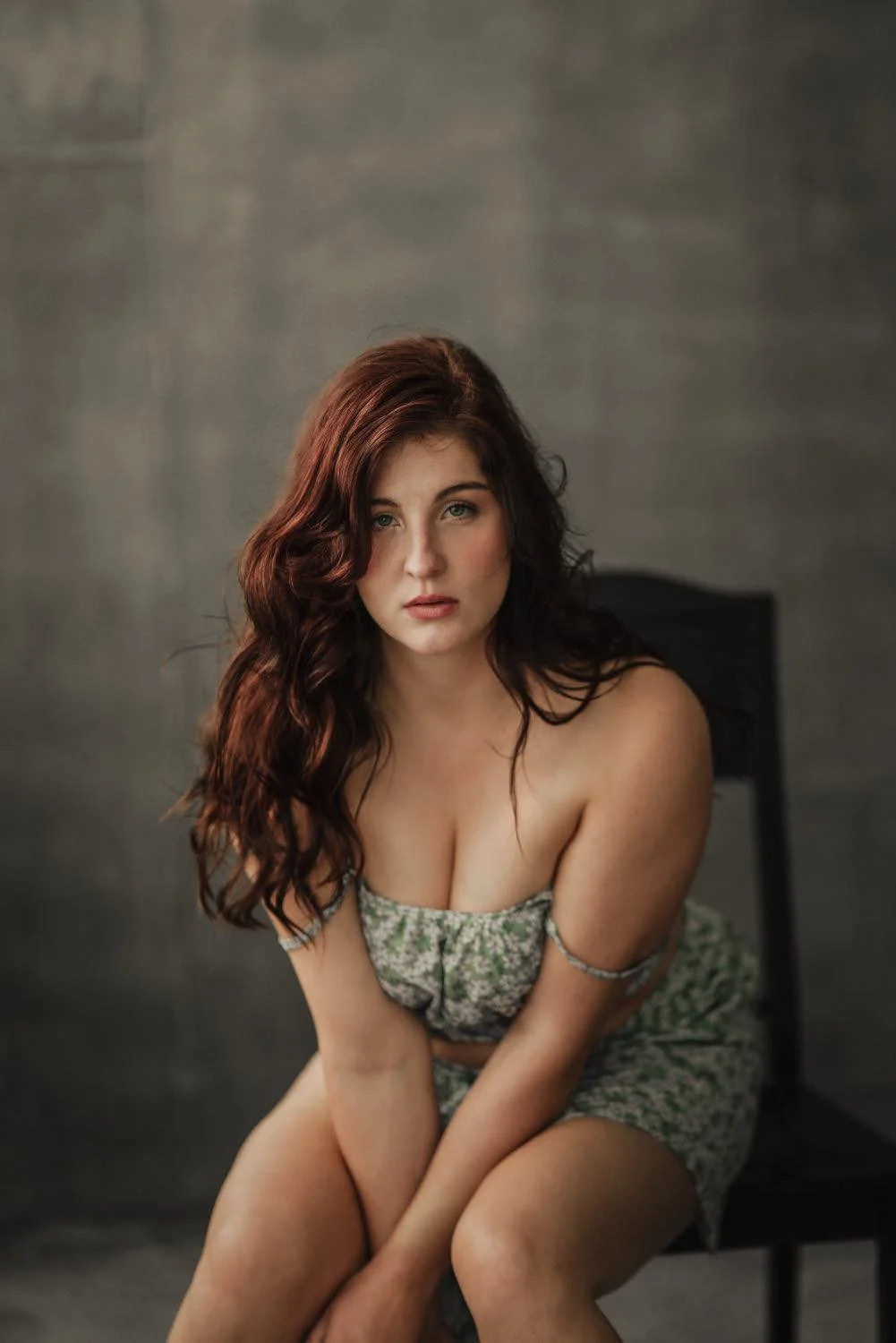 Sinnliches Portrait einer jungen Frau im Studio sitzt auf einem schwarzen stuhl in Darmstadt im Studio – von pixelfeder