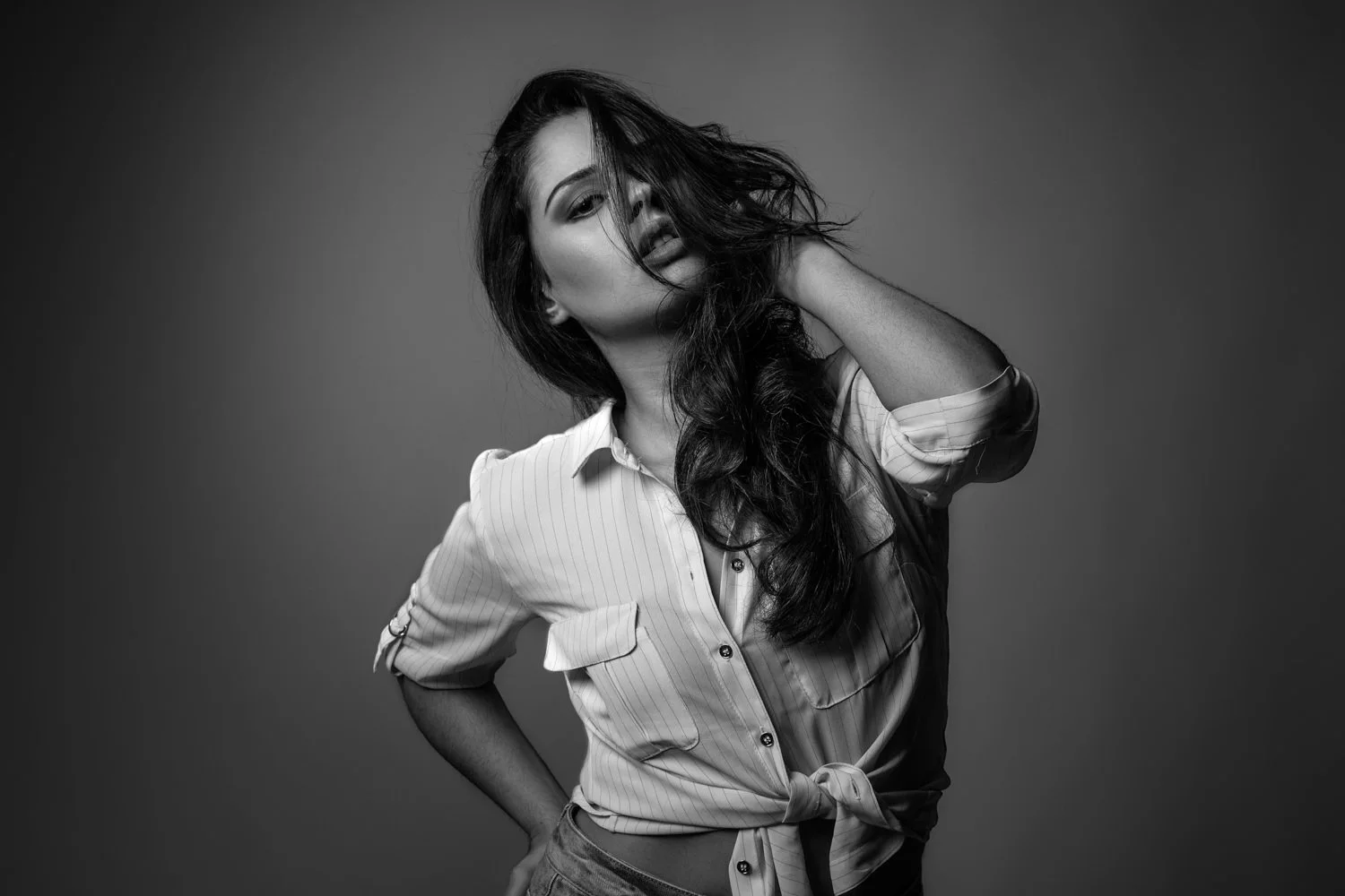 Portrait einer Frau mit langen Haaren in einer Bluse im Studio – Schwarz-Weiß von pixelfeder