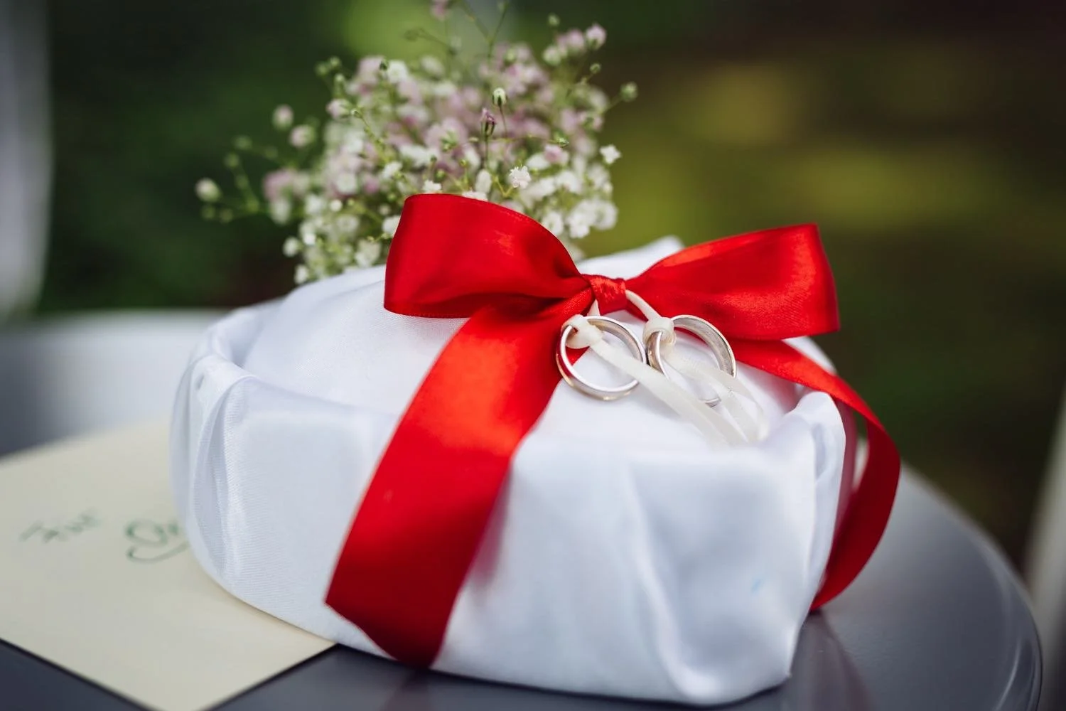 Geschenk mit weißen Stoff und rotem Band, in darmstadt - pixelfeder