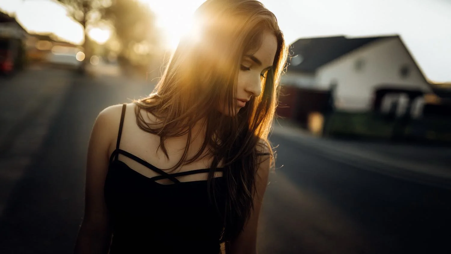 Portrait einer jungen Frau bei Sonnenuntergang in der City mit Blick zur Seite in Darmstadt – von pixelfeder