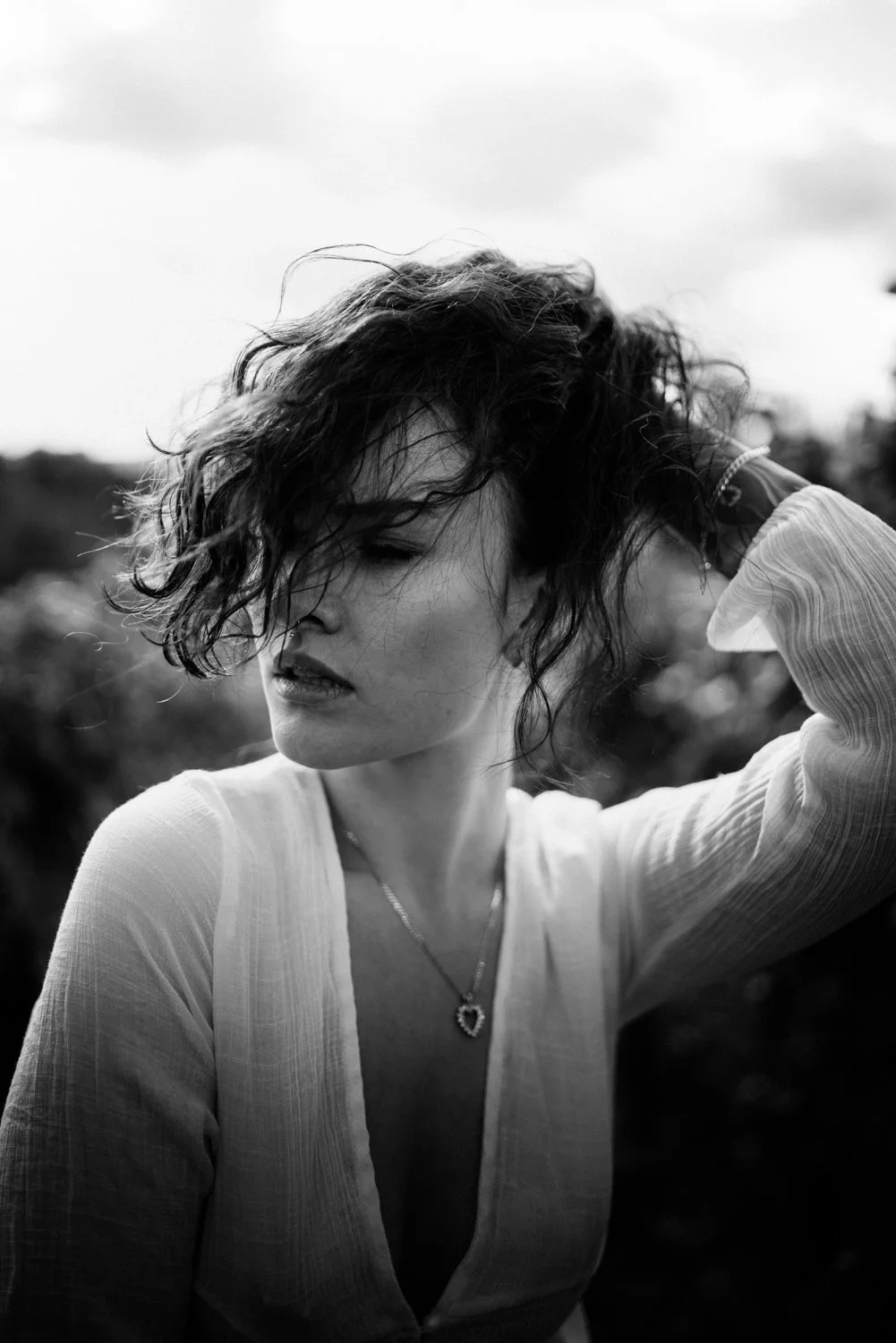 Portrait einer Frau mit lockigen Haaren Outdoor mit Blick zur Seite in Frankfurt – Schwarz-Weiß von pixelfeder