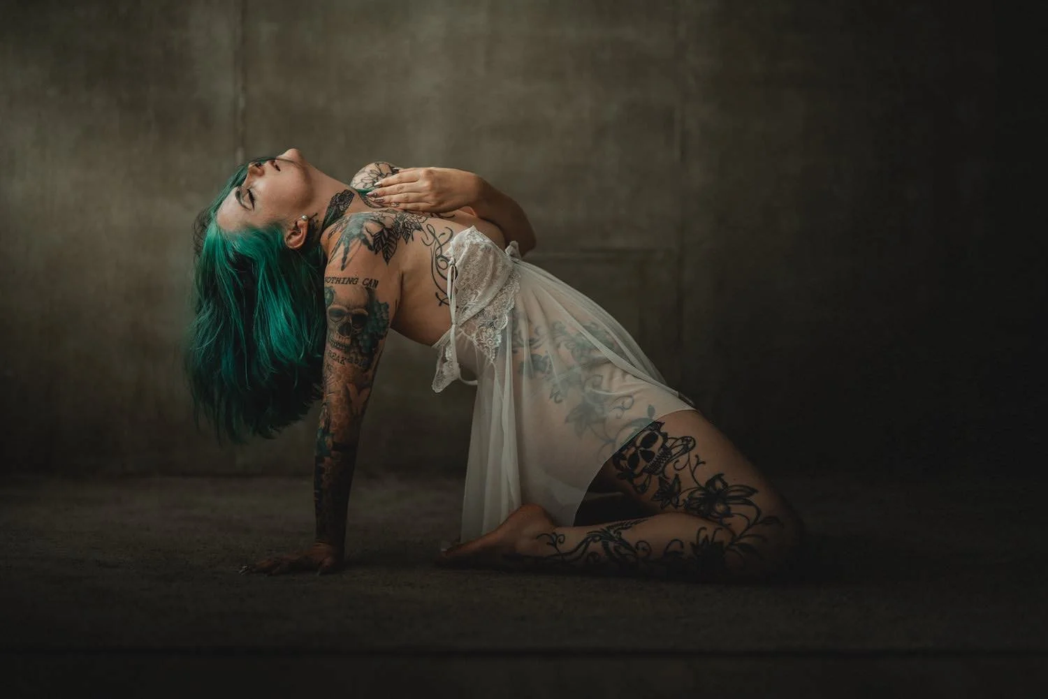 Boudoir Shooting von einer Frau mit bunt gefärbten Haaren im Studio auf dem Boden sitzend in Frankfurt – von pixelfeder