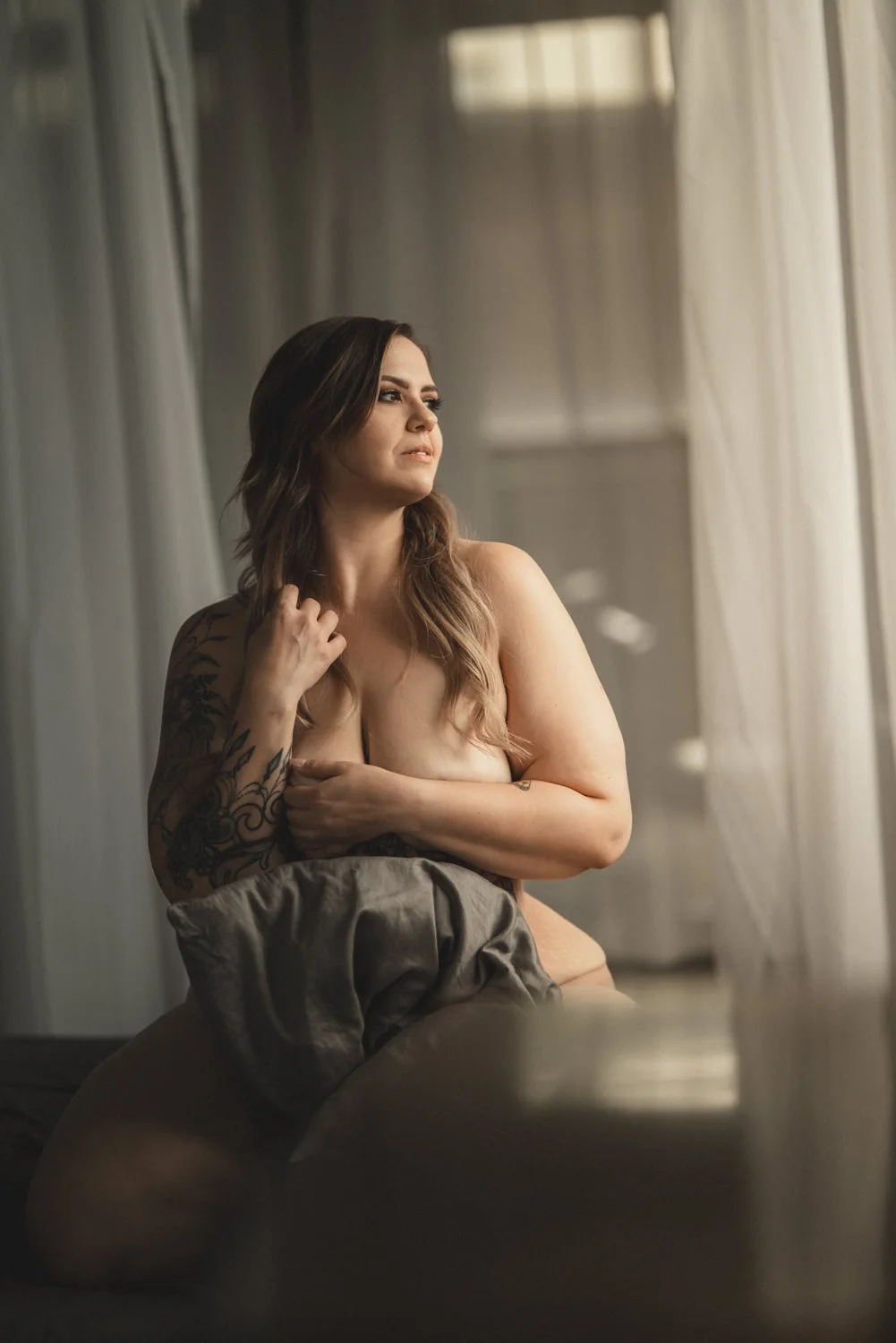 Boudoir Shooting von einer jungen Frau im Studio auf bett sitzend in witten – von pixelfeder