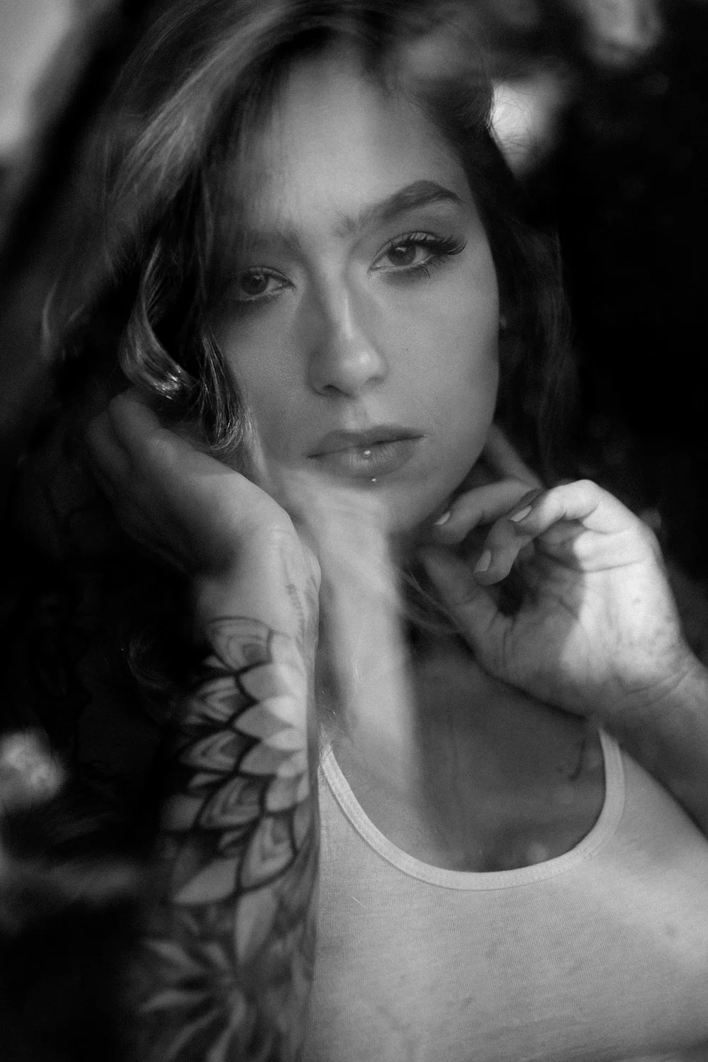 Portrait einer jungen Frau mit lockigen Haaren in einem Top beim Homeshooting – Schwarz-Weiß von pixelfeder