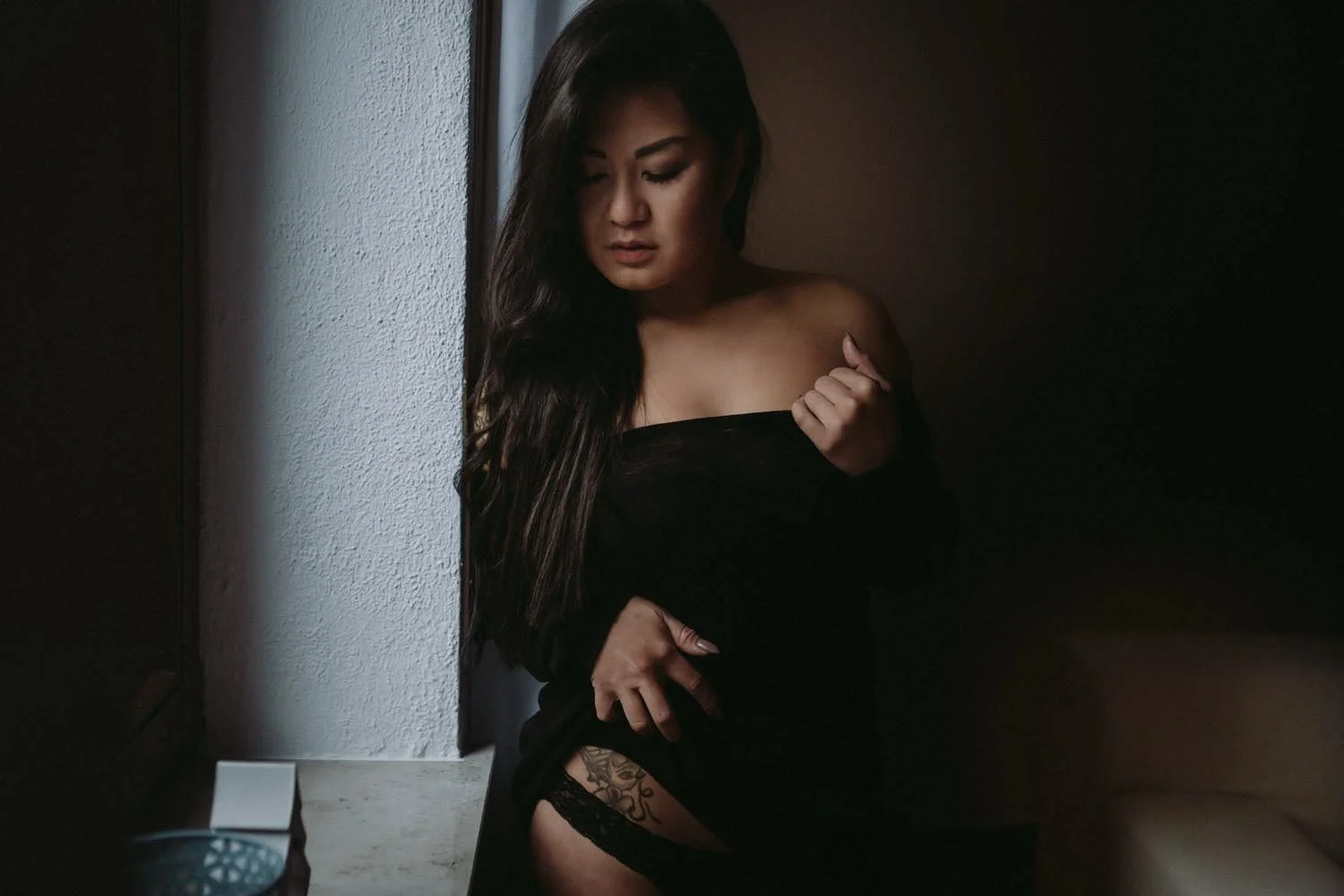 Portrait von asiatischer Frau mit langen, schwarzen Haaren in Dessous beim Homeshooting mit Tattoos – von pixelfeder