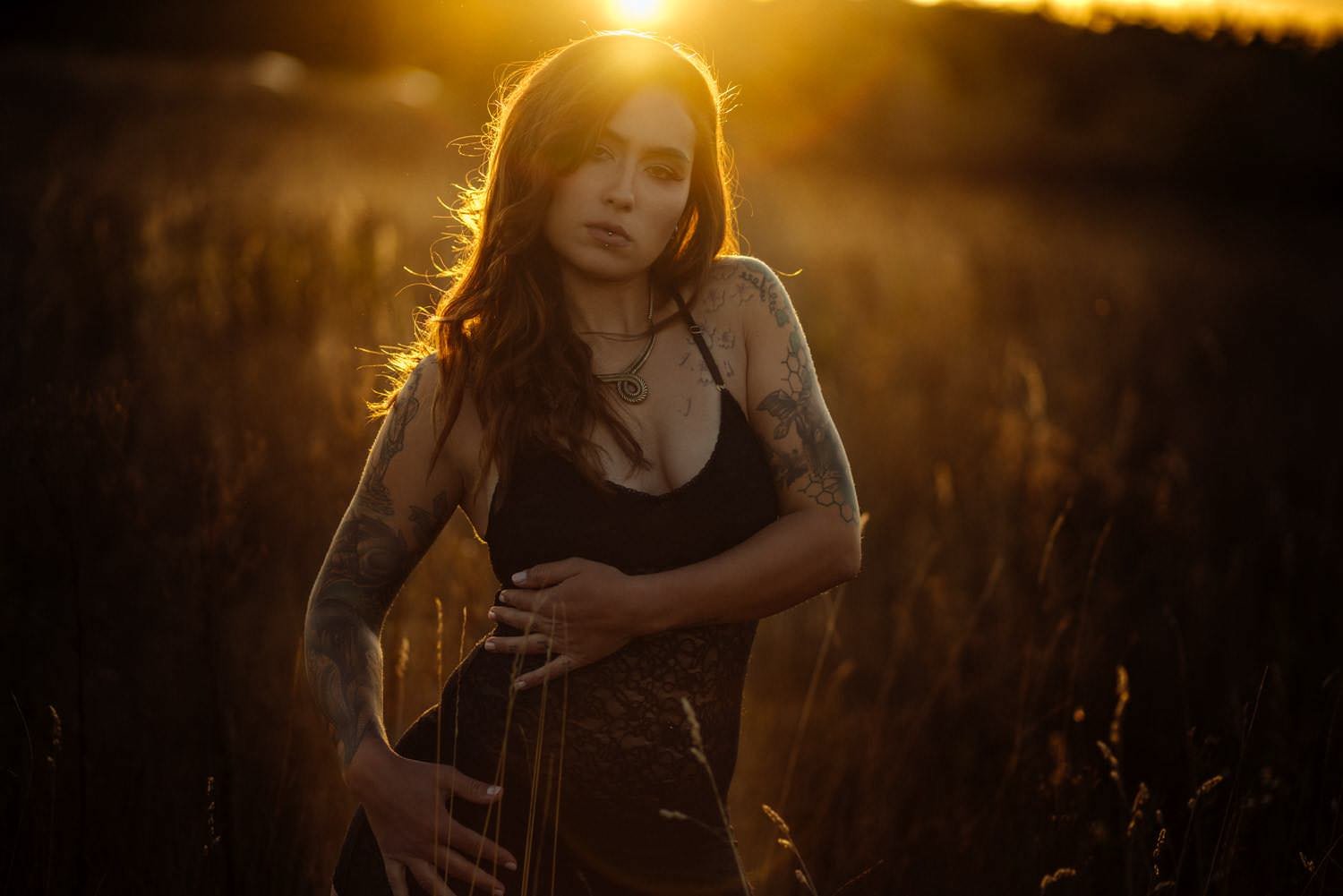 Sinnliches Portrait einer jungen Frau Outdoor bei Sonnenuntergang mit Tattoos in Darmstadt – von pixelfeder