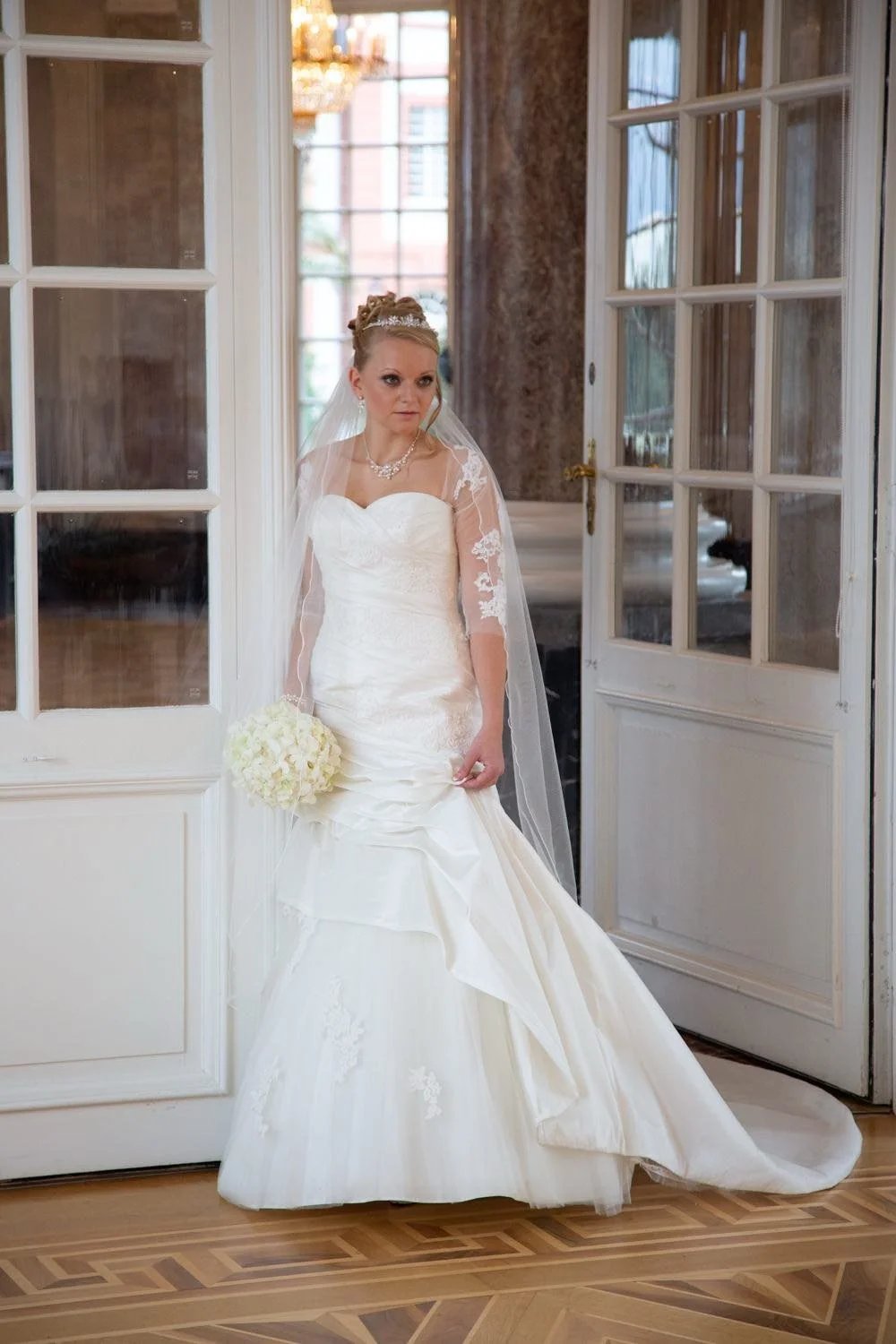 Junge Braut in weißem Hochzeitskleid mit Hochzeitstrauerschleier in Darmstadt – von pixelfeder