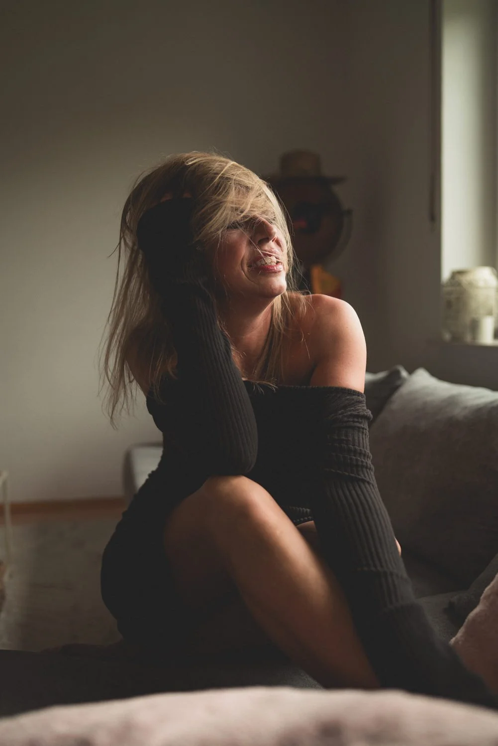 Portrait einer Frau mit dunkelblonden Haaren in einem Kleid beim Homeshooting auf dem Boden sitzend – von pixelfeder