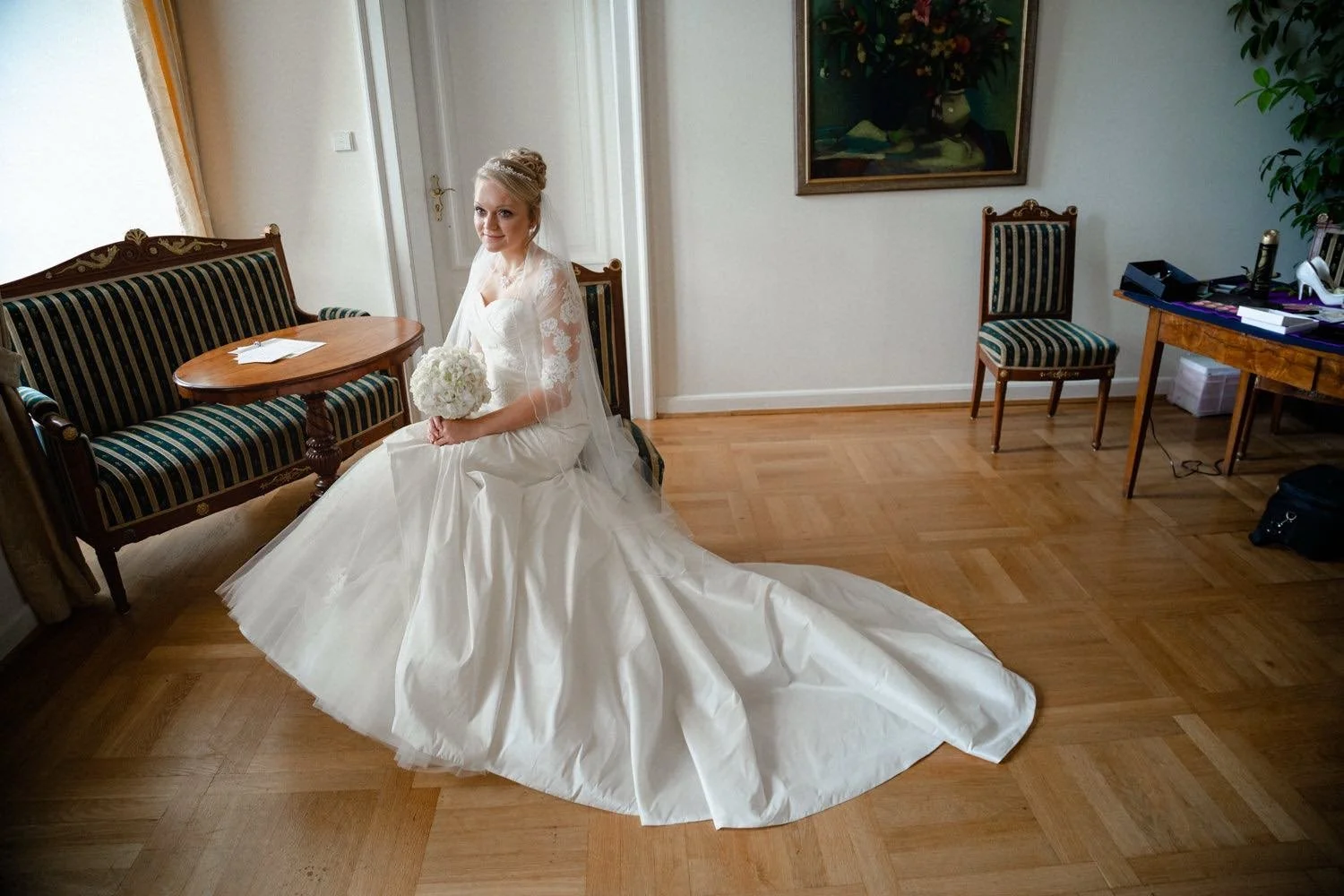 Portrait der Braut im Brautkleid und mit Brautstrauß im Hotelzimmer mit Holzdeko auf Holz in Darmstadt – von pixelfeder