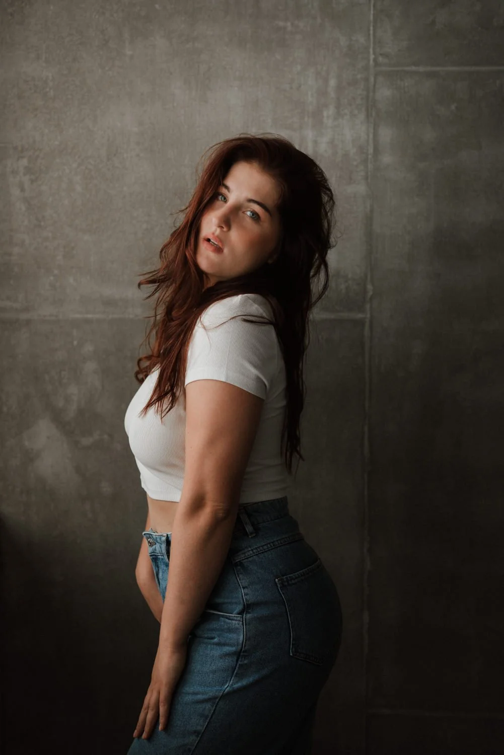 Portrait einer jungen Frau mit langen, roten Haaren in Jeans in Frankfurt – von pixelfeder