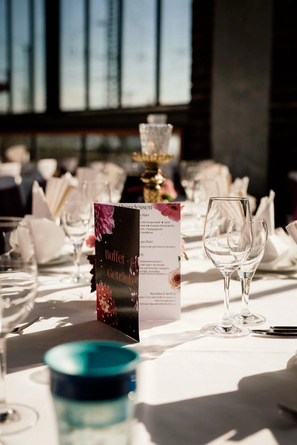 Ein schön gedeckter festlicher Tisch mit Gläsern, Besteck, einem Menükarte bei einer Hochzeit in darmstadt - pixelfeder