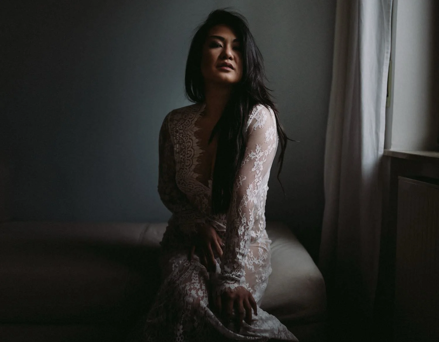 Sinnliches Portrait einer Frau mit schwarzen Haaren in einem Spitzenkleid beim Homeshooting – von pixelfeder