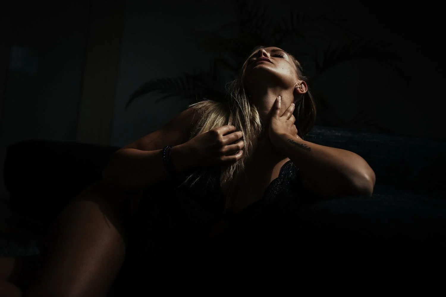 Boudoir Shooting von einer Frau beim Homeshooting liegend mit geschlossenen Augen in Frankfurt – von pixelfeder