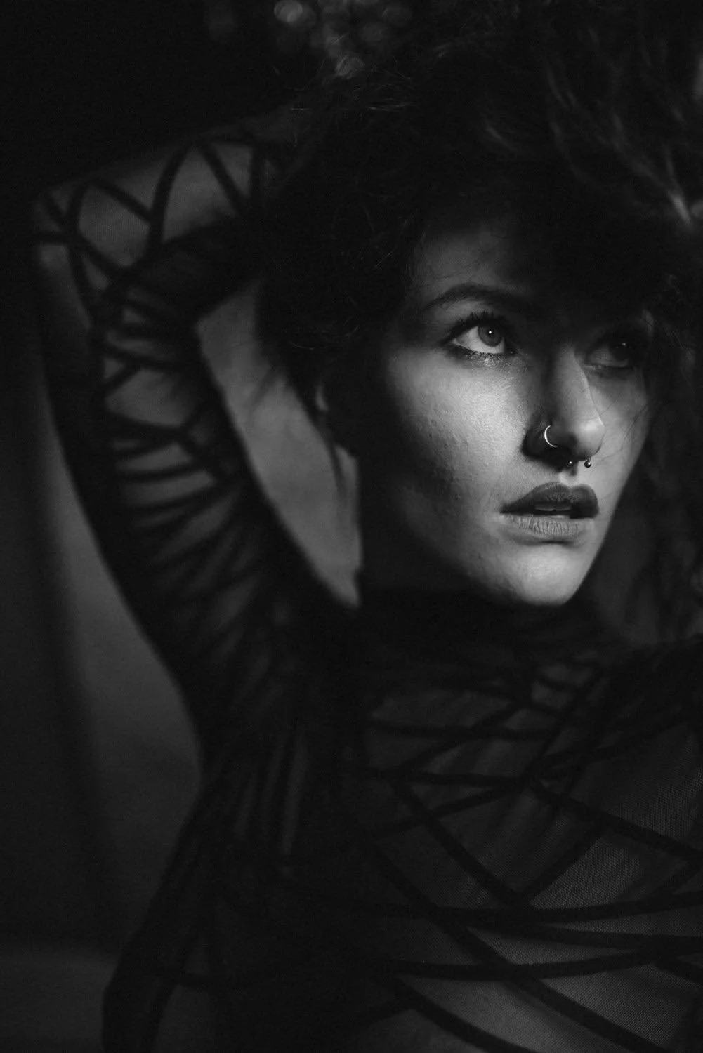 Portrait einer Frau in einem Spitzenbody im Studio mit Piercing in Frankfurt – Schwarz-Weiß von pixelfeder