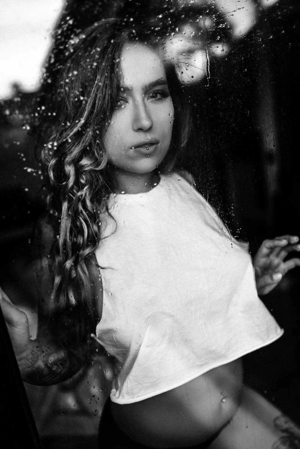 Portrait einer Frau beim Homeshooting im regen am fenster in Frankfurt – Schwarz-Weiß von pixelfeder