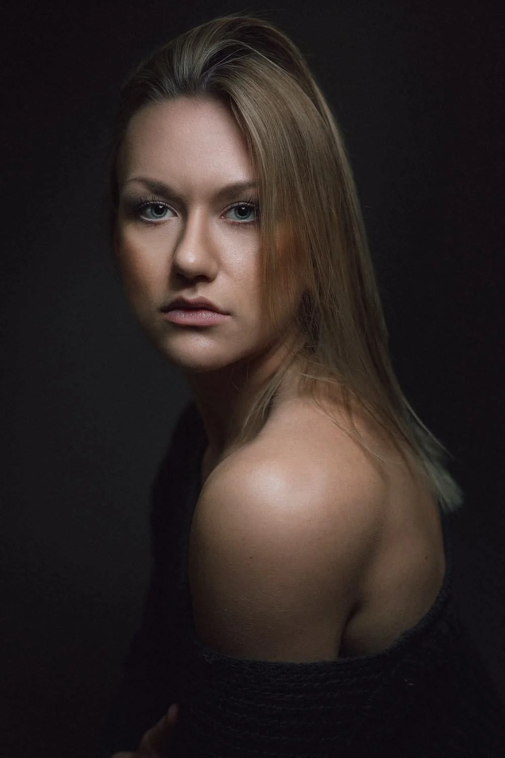 Close-Up Portrait von einer Frau mit blonden Haaren im Studio in Darmstadt – von pixelfeder