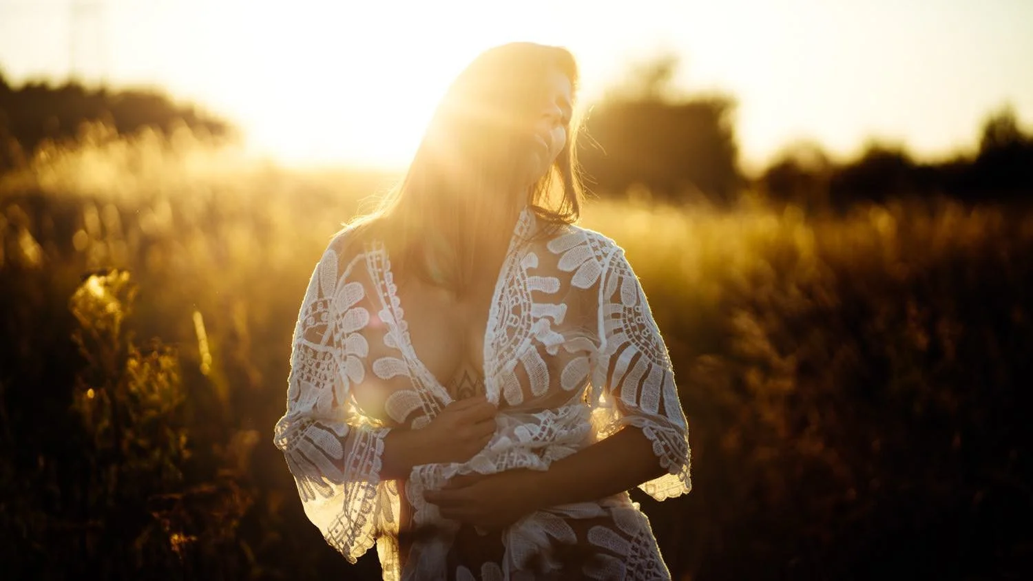 Sinnliches Portrait einer jungen Frau mit hellbraunen Haaren in Dessous bei Sonnenuntergang in Darmstadt – von pixelfeder