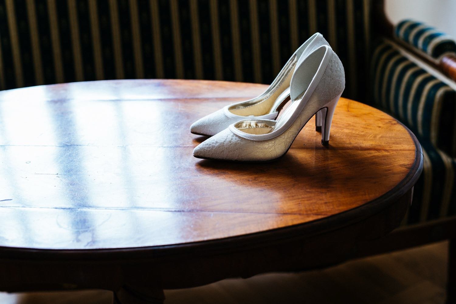 High Heels mit Holzdeko auf Holz in Darmstadt – von pixelfeder