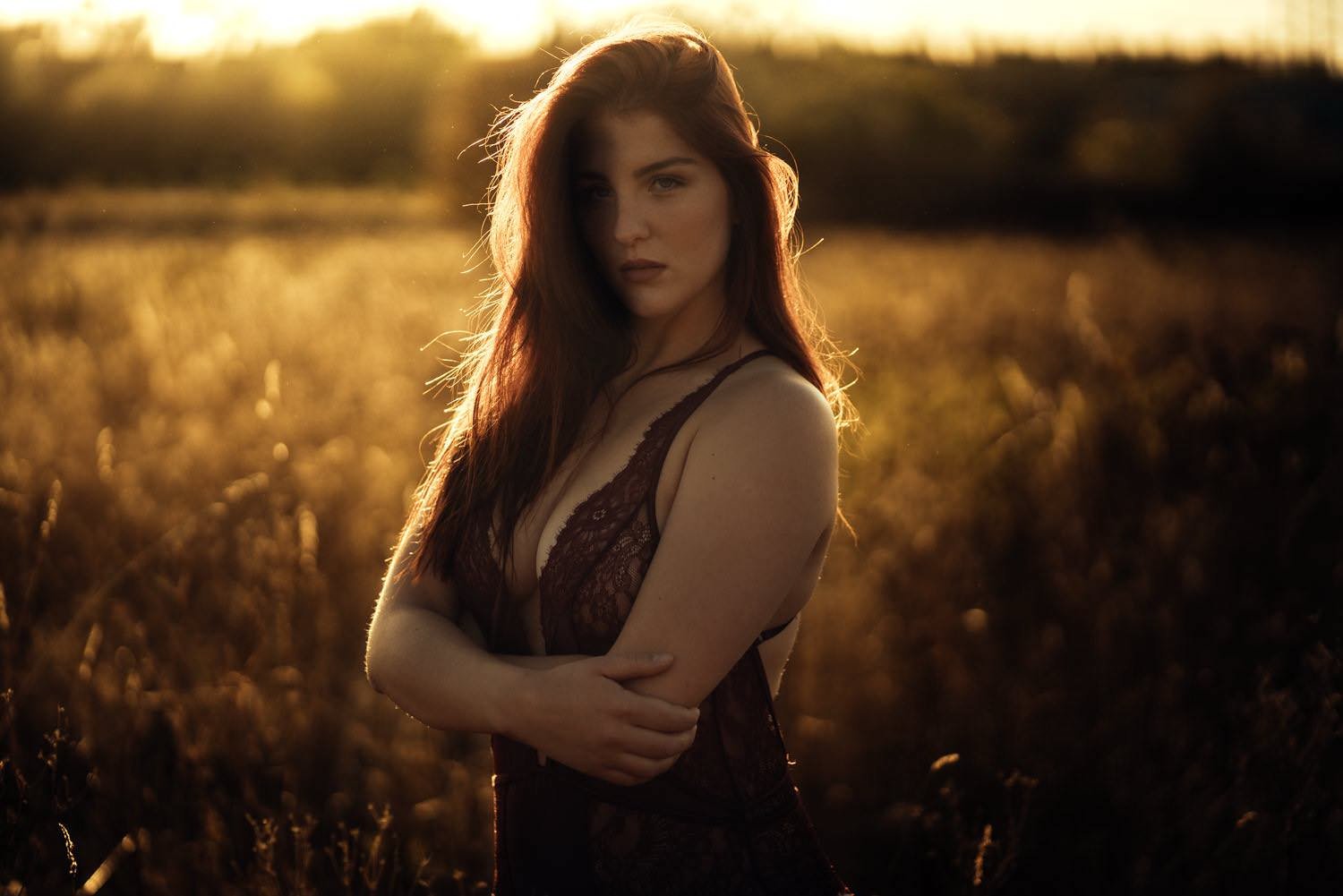 Sensual Portrait einer Frau mit braunen Haaren in Dessous im Feld in Frankfurt – von pixelfeder