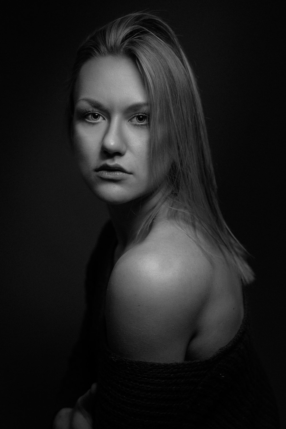 Close-Up Portrait einer Frau mit schulterfreiem Oberteil im Studio in Darmstadt – Schwarz-Weiß von pixelfeder