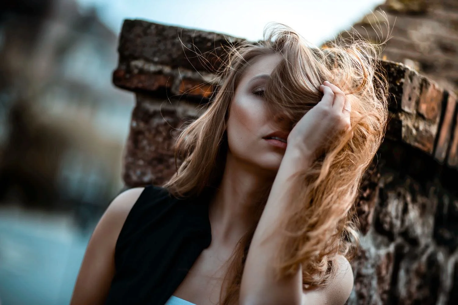 Close-Up einer Frau mit langen, welligen Haaren Outdoor in der City in Darmstadt – von pixelfeder