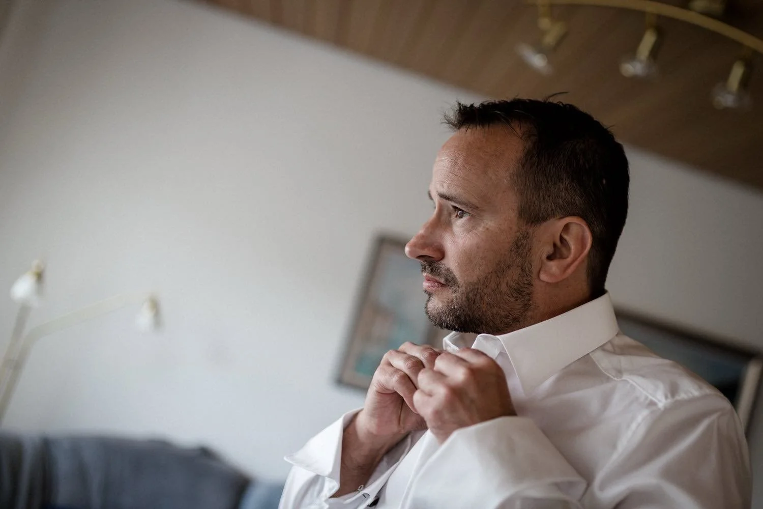 Getting Ready des Bräutigams im Hemd beim Anziehen in Darmstadt – von pixelfeder