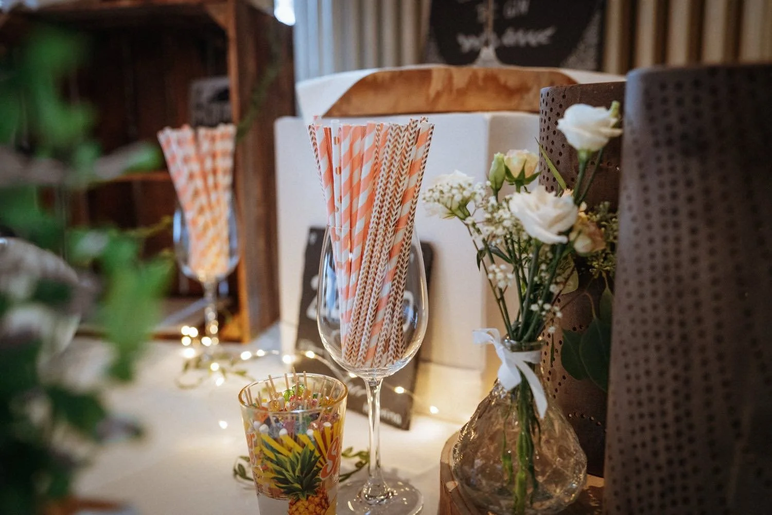 Tischdekoration mit einer Vase voller weißer Blumen, Pappteller mit buntem Muster bei hochzeit in Darmstadt – von pixelfeder