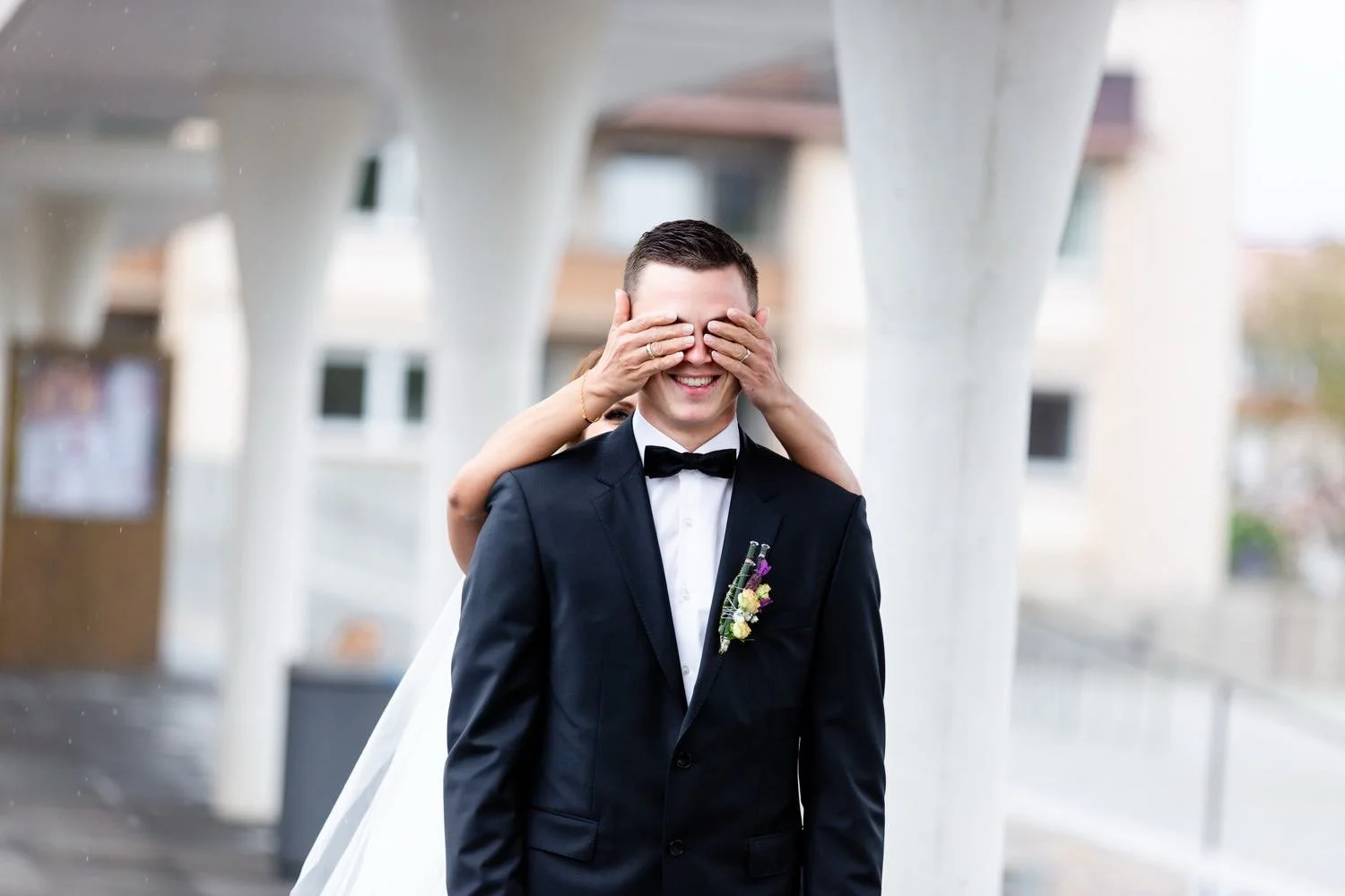 Bräutigam wird von braut überrascht - first look am staatstheater in darmstadt - von pixelfeder