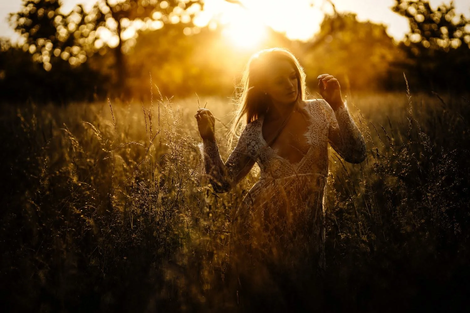 Portrait einer jungen Frau mit mittellangen Haaren in Dessous bei Sonnenuntergang im Feld – von pixelfeder