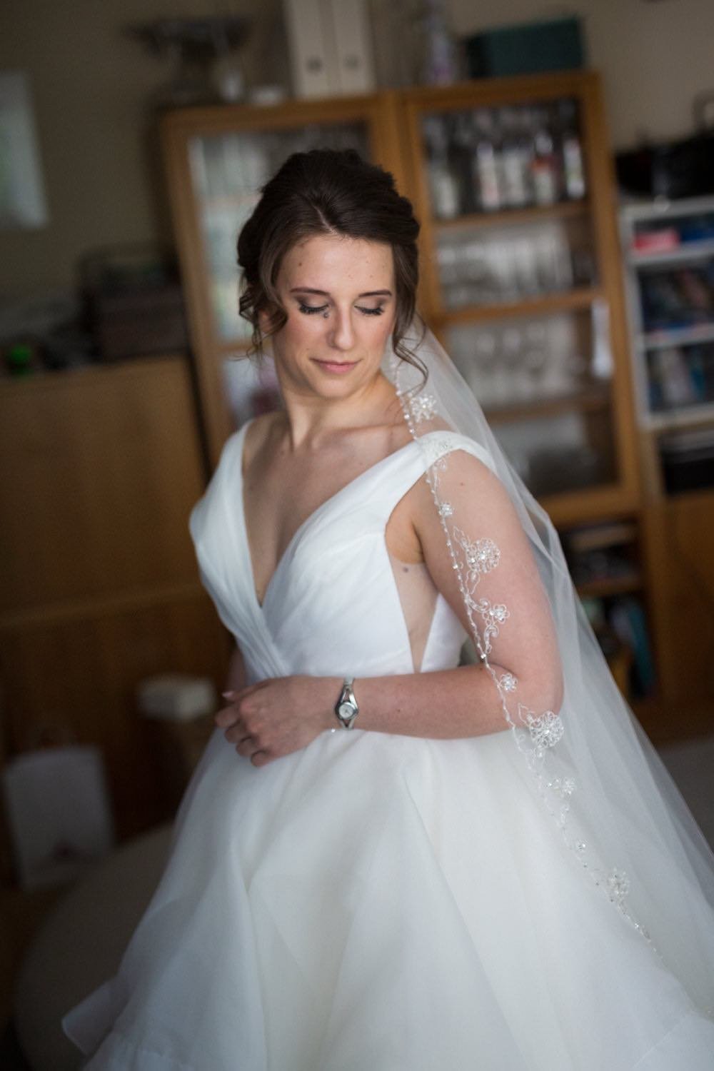 Portrait Getting Ready der Braut mit Holzdeko in Darmstadt – von pixelfeder