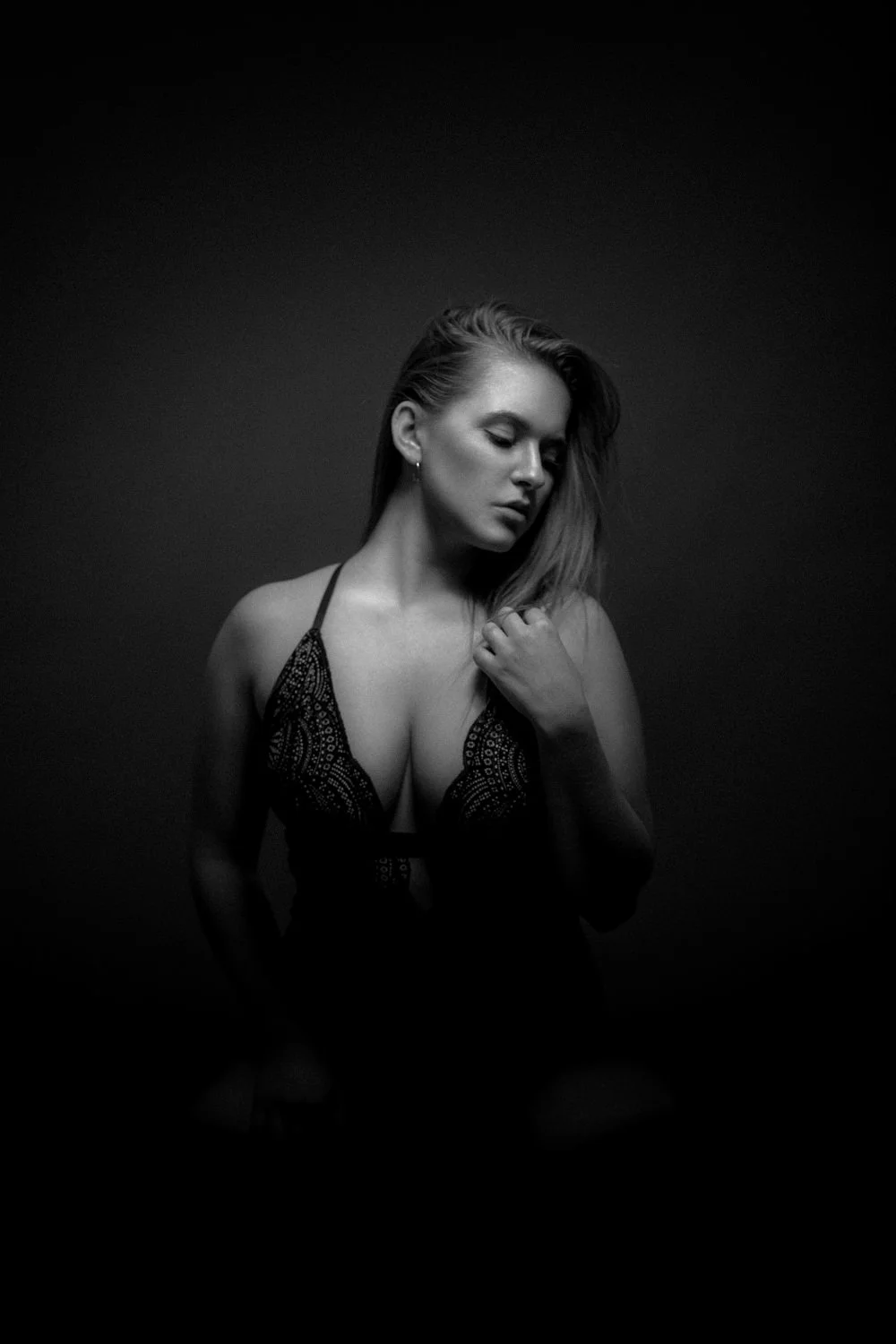 Sinnliches Portrait einer Frau im Studio mit Blick zur Seite mit verträumtem Blick in Darmstadt – Schwarz-Weiß von pixelfeder