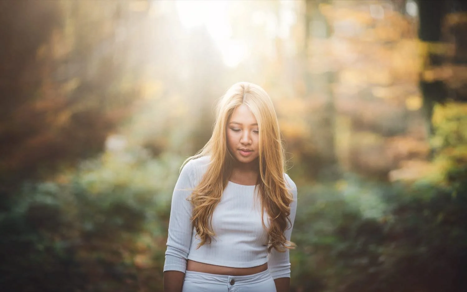 Sensual Portrait einer jungen Frau mit langen Haaren Outdoor mit verträumtem Blick in Darmstadt – von pixelfeder