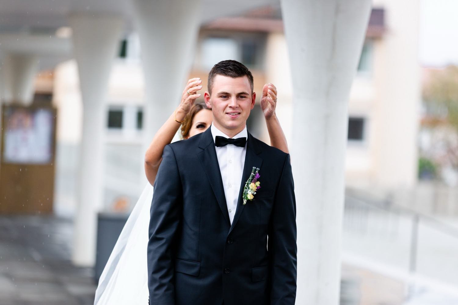 Der Bräutigam in Anzug und Krawatte steht vor der Braut in Darmstadt – von pixelfeder