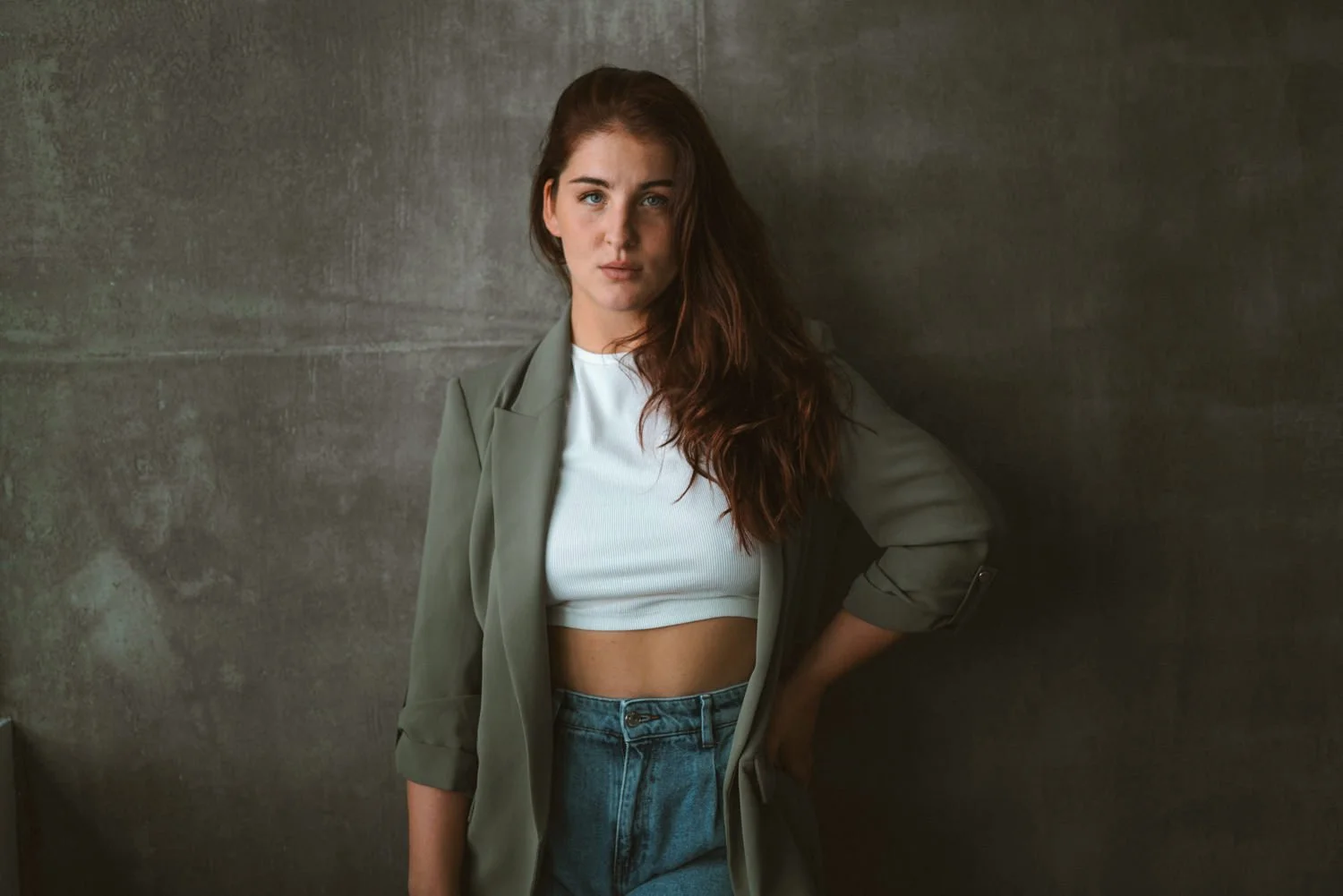 Portrait einer Frau mit langen Haaren in einem Blazer und in Jeans Indoor in Frankfurt – von pixelfeder