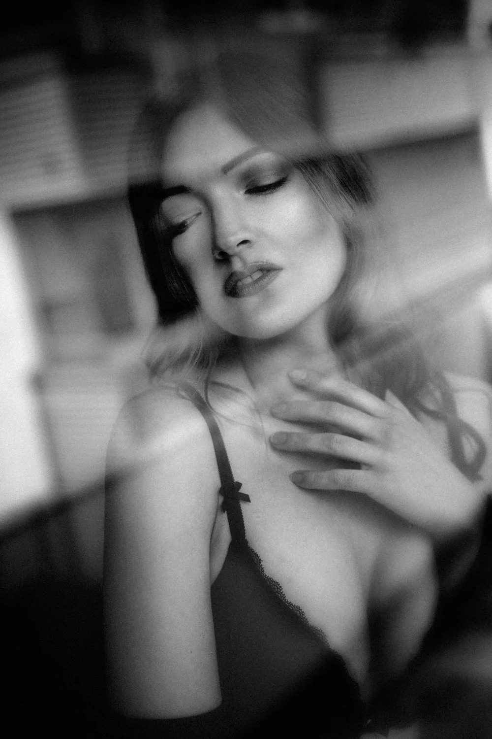 Portrait einer Frau in Dessous beim Homeshooting in Darmstadt – Schwarz-Weiß von pixelfeder