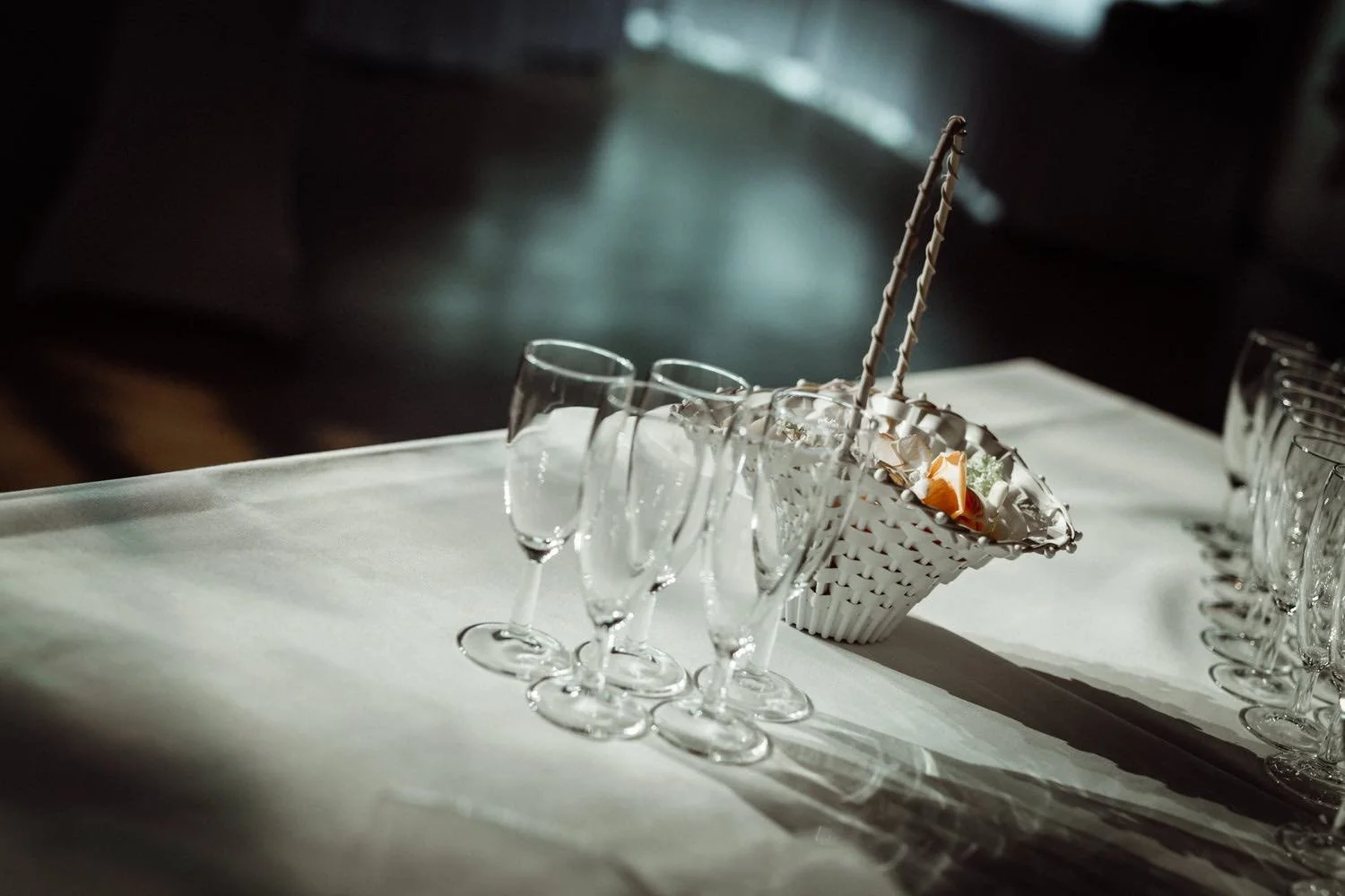 Leere Champagnergläser bei einer Hochzeit in darmstadt - pixelfeder