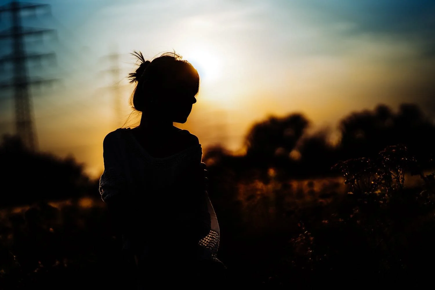 Silhouette einer jungen Frau bei Sonnenuntergang in Darmstadt – von pixelfeder