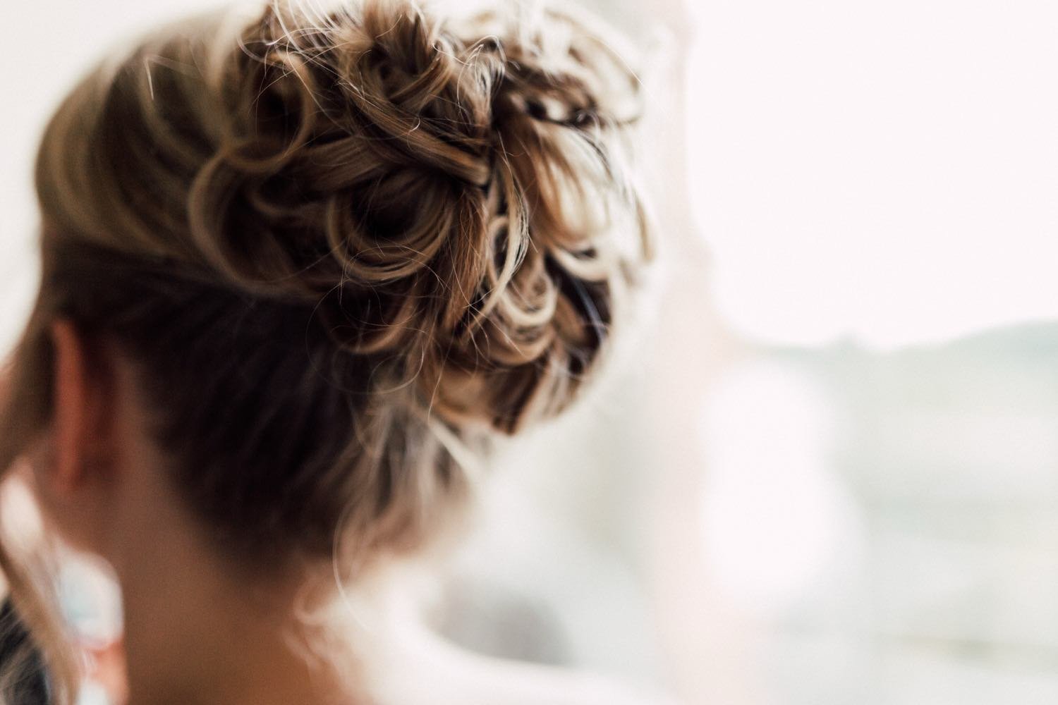Reportage der Braut mit Hochzeitsfrisur in Darmstadt – von pixelfeder