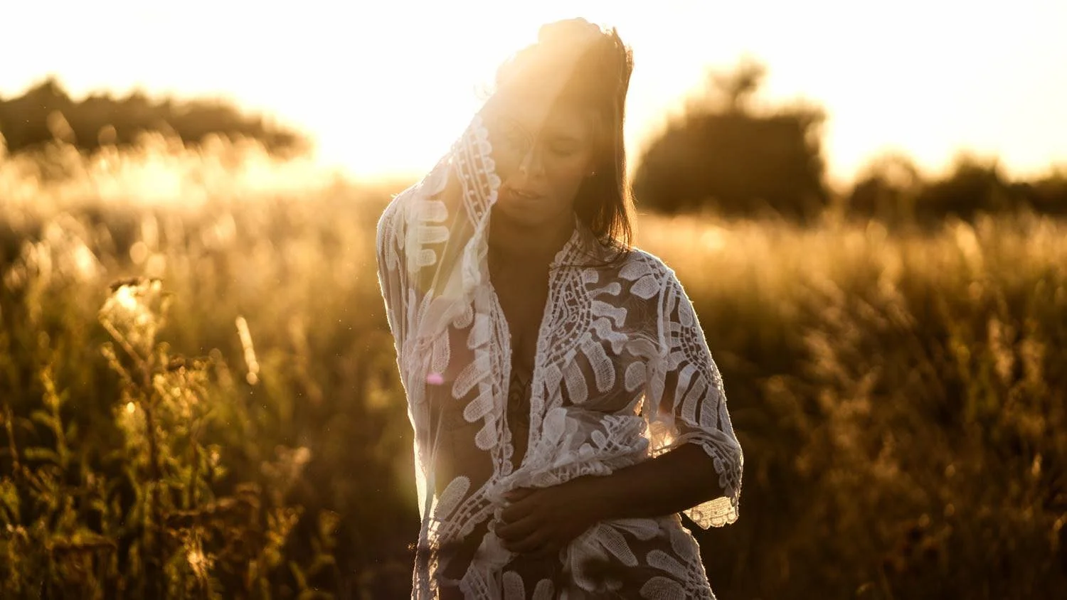 Sinnliches Portrait einer Frau in einem Spitzenkleid mit geschlossenen Augen in Darmstadt mit gegenlicht– von pixelfeder