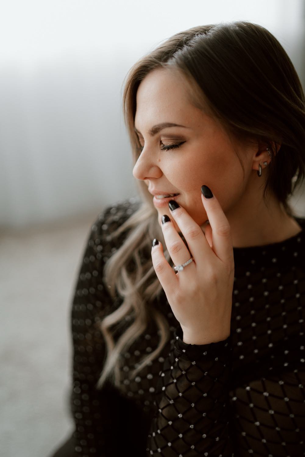 Boudoir Shooting von einer Frau mit langen, braunen, schwarzen Haaren in einem Abendkleid in Frankfurt – von pixelfeder