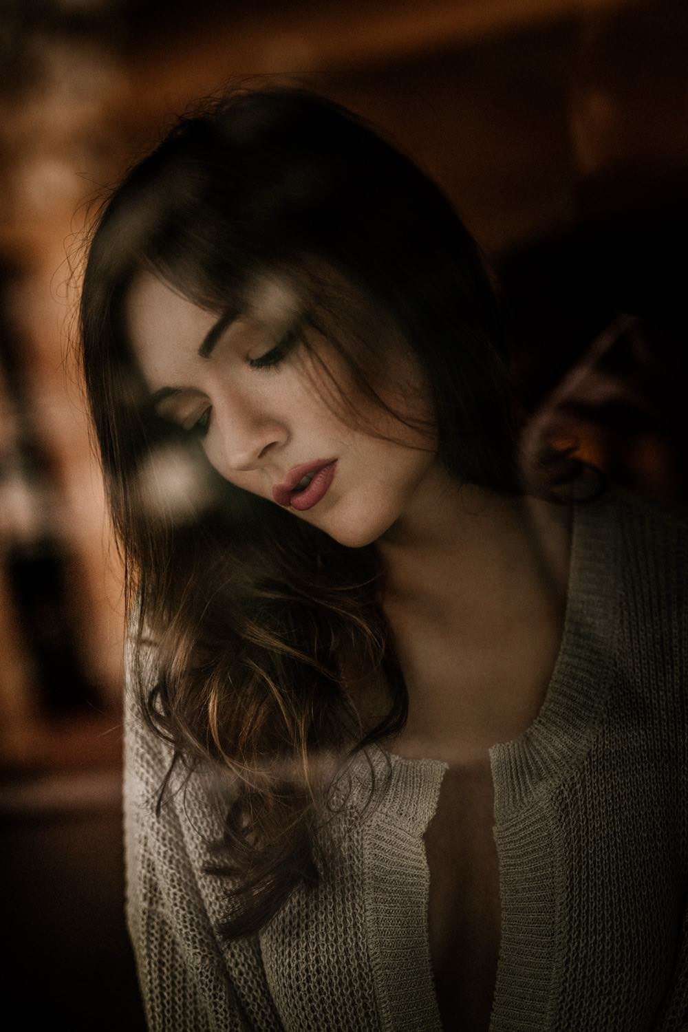 Sinnliches Portrait einer Frau mit langen Haaren vor dem fenster mit reflexion in Darmstadt – von pixelfeder