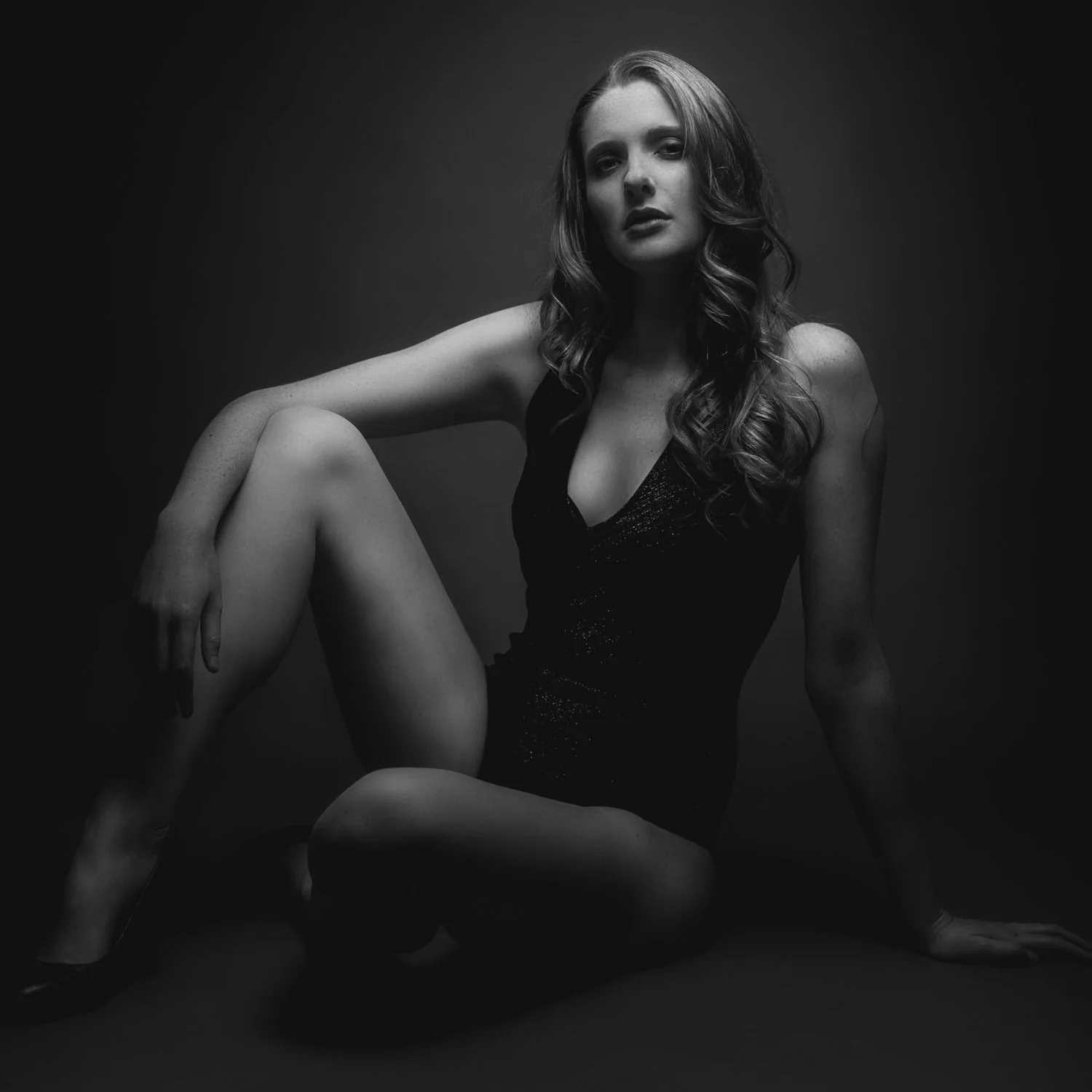 Portrait einer jungen Frau Indoor auf dem Boden sitzend in Darmstadt – Schwarz-Weiß von pixelfeder