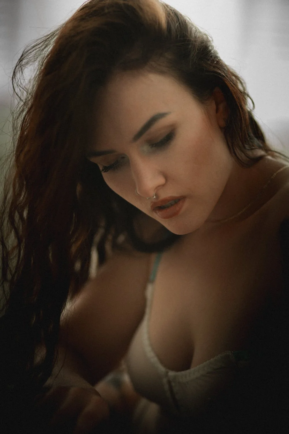 Close-Up einer Frau mit lockigen Haaren in Dessous als Nahaufnahme in Frankfurt – von pixelfeder