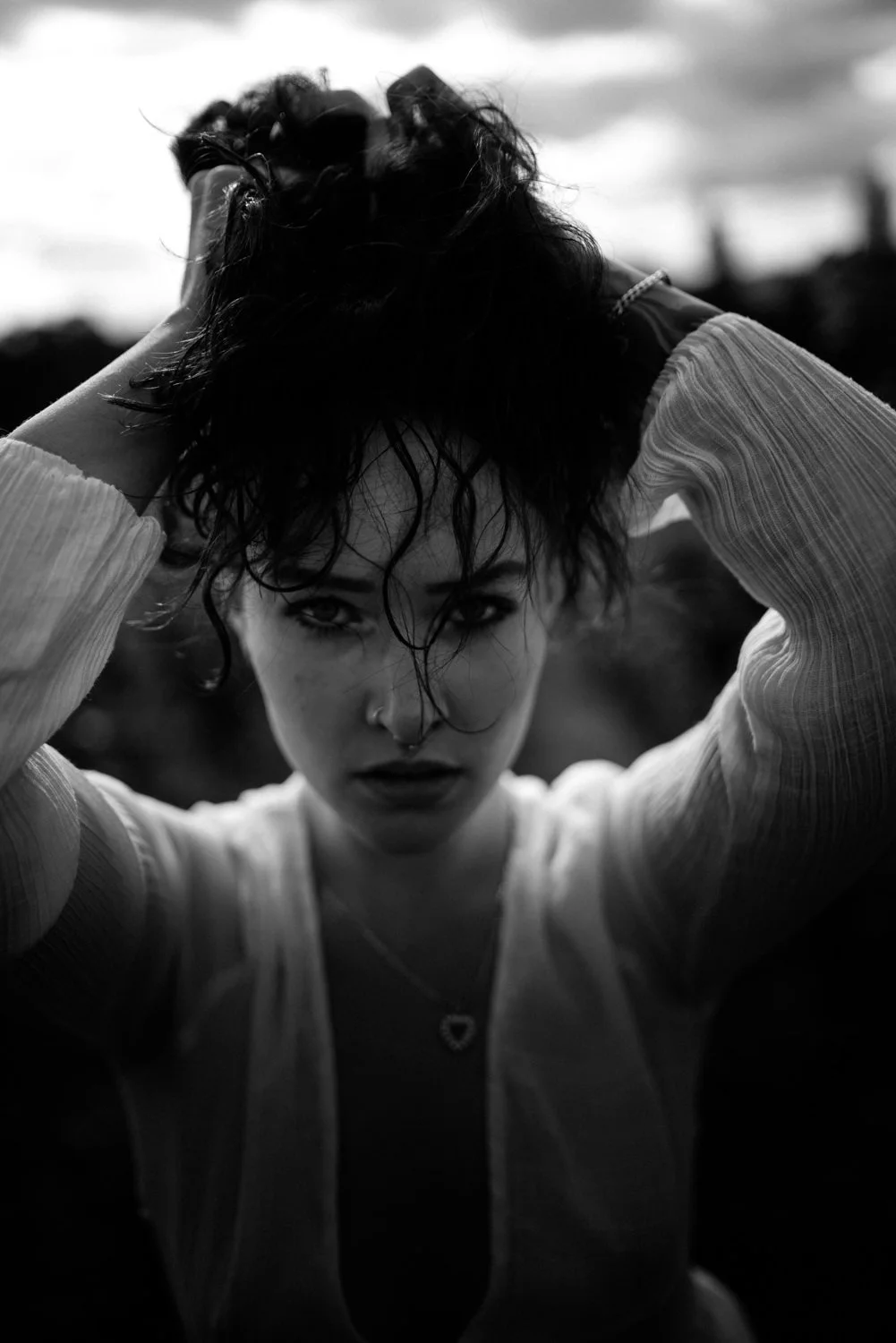 Portrait einer Frau mit lockigen Haaren Outdoor mit Blick in die Kamera in Frankfurt – Schwarz-Weiß von pixelfeder