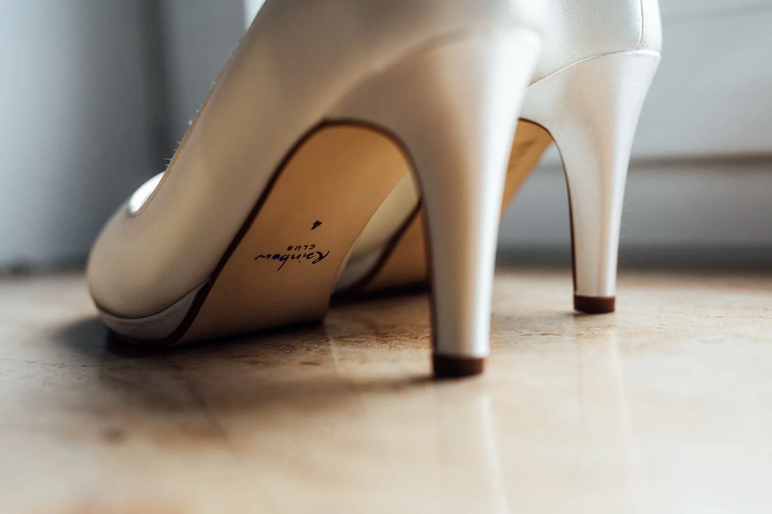 Getting Ready Ambiente mit High Heels mit Holzdeko auf Holz in Darmstadt – von pixelfeder